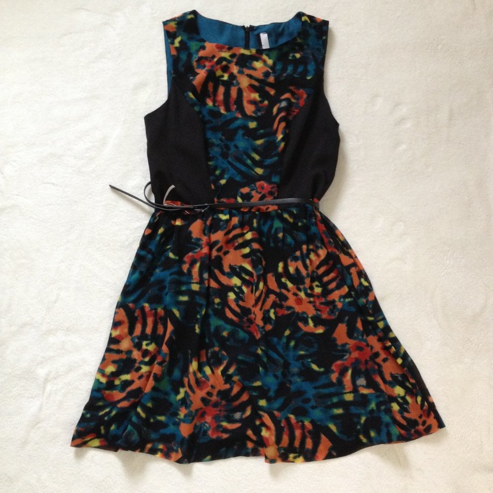 Kensie Beautiful multicolor tropical leaf print on chiffon mini dress; Med